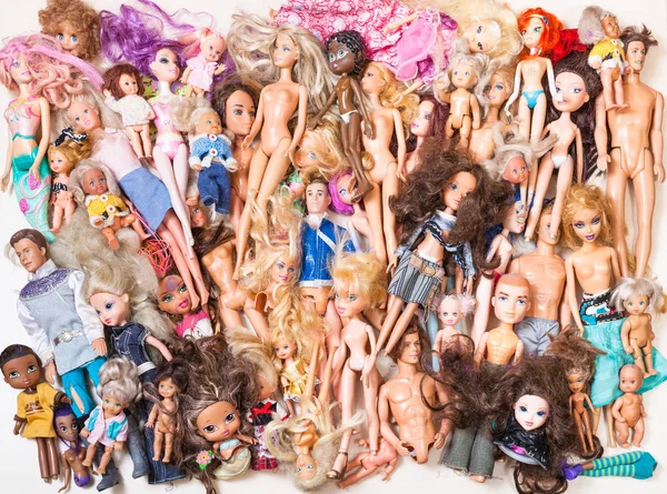 Вид сверху на различные использованные куклы моды на сером — стоковое фото
