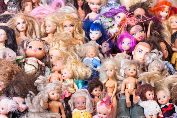 Many old used fashion dolls close up — Stock Photo, Image