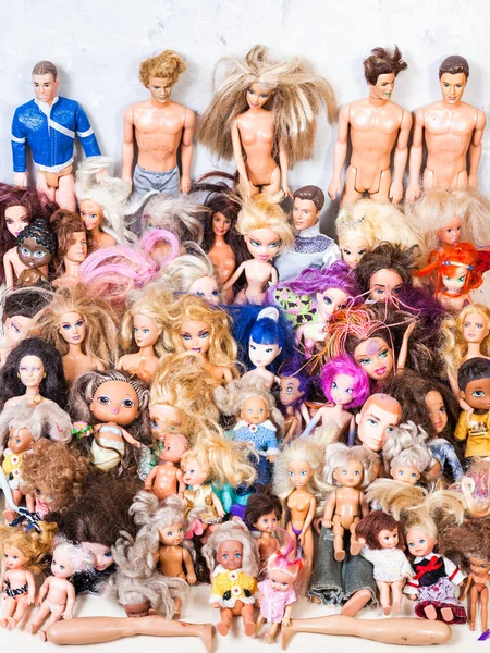 Различные сломанные и использованные модные куклы — стоковое фото