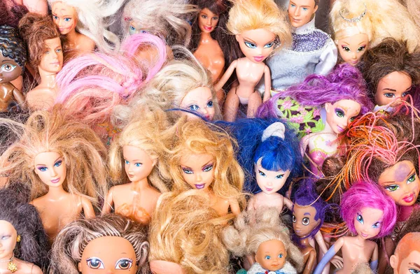 Acima vista de várias bonecas de moda usadas de perto — Fotografia de Stock