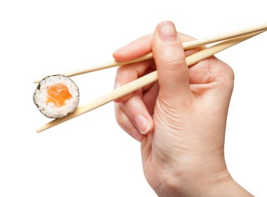 çubukları somon balığı ile sake maki rulo tutun