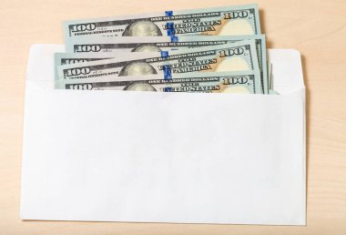 masada zarf içinde çok yüz dolarlık banknotlar