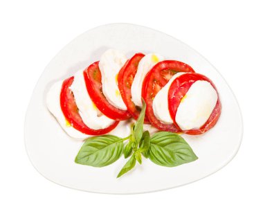Mozzarella ve fesleğenli domates manzarası.