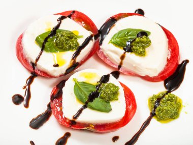 tabakta pesto ile caprese salatası aperatifler