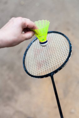 badminton raket üzerinde sarı shuttlecock