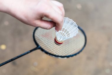 el badminton raket üzerinde shuttlecock tutar