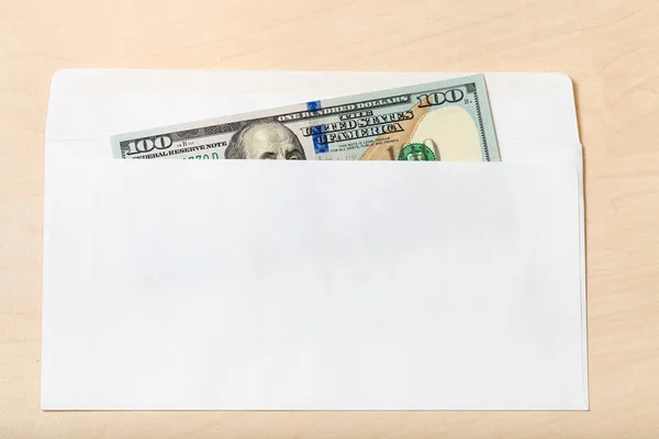 Banconota da cento dollari in busta aperta sul tavolo — Foto Stock