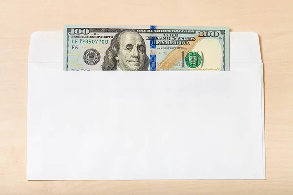 Masada açık zarf içinde yüz dolar fatura — Stok fotoğraf