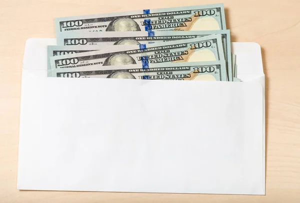 Masada zarf içinde çok yüz dolarlık banknotlar — Stok fotoğraf