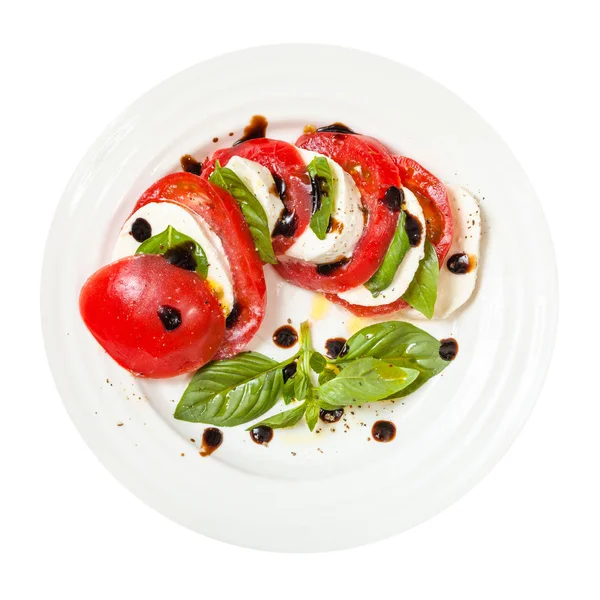 Mozzarella et tomate avec feuilles de basilic — Photo