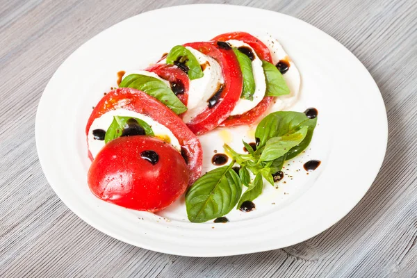切片莫扎雷拉和番茄与罗勒叶 — 图库照片