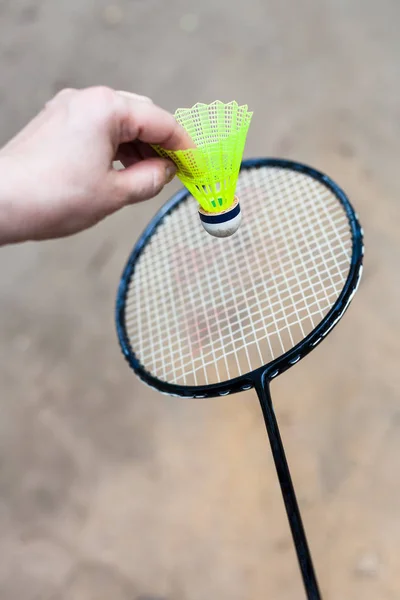 Gul badmintonbollen över badminton racketen — Stockfoto