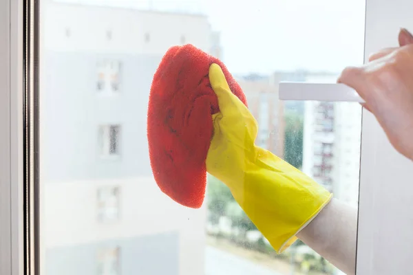 Hand cleans window glass of urban apartment house — Stock Photo, Image
