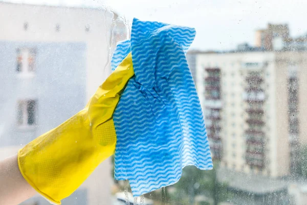 Main nettoie le verre de fenêtre de la maison dans la maison urbaine — Photo