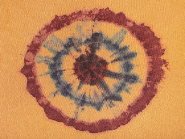 Koncentryczne okręgi ręcznie malowane na brązowym jedwabiu — Zdjęcie stockowe
