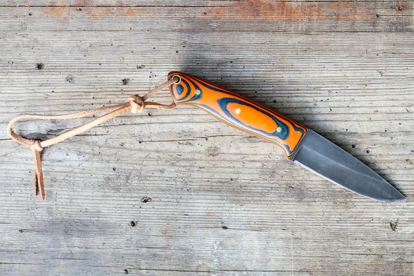 Cuchillo de acero ennegrecido artesanal con correa — Foto de Stock