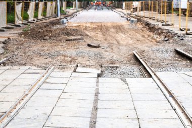 sökülmüş tramvay yolu ve yeni rayların döşenmesi