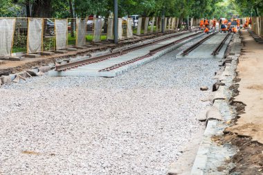 tramvay pistinde yeni raylar döşeme