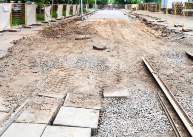 kırık eski tramvay yolu ve yeni raylar döşeme