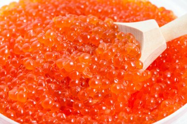 tuzlu rus kırmızı havyar büyük tahta kaşık