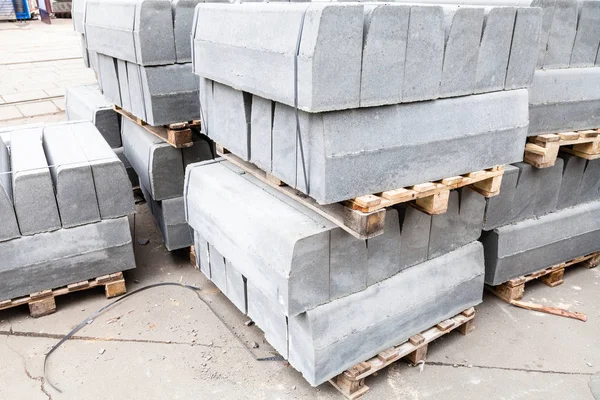 Voorraden van grijze betonnen stoepranden op straat — Stockfoto