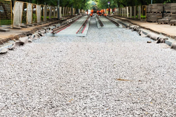 Colocación de rieles en la vía del tranvía en piedra triturada — Foto de Stock