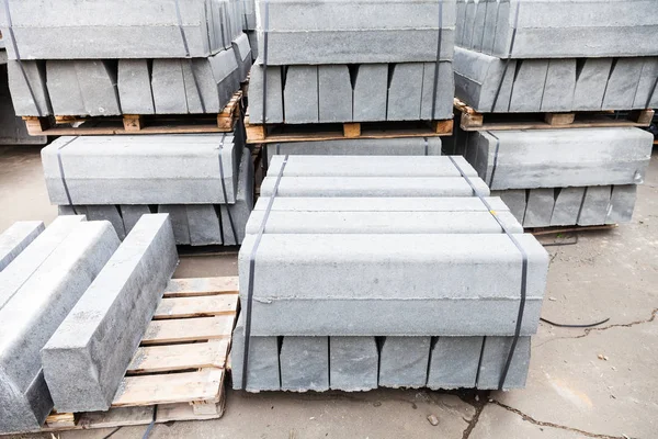 Voorraden van nieuwe grijze betonnen stoepranden — Stockfoto