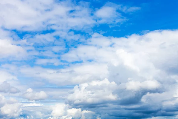 Densas nubes blancas en el cielo azul en el día de verano —  Fotos de Stock