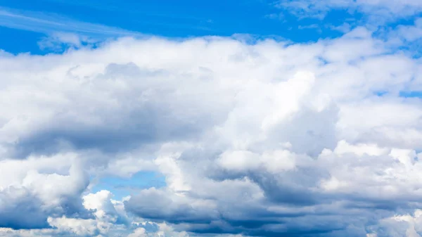 Bajo cúmulo nubes blancas en el cielo azul en el día de verano —  Fotos de Stock