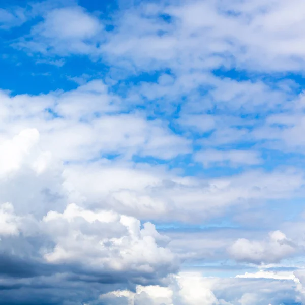 Densas nuvens brancas e cinzentas no céu azul no verão — Fotografia de Stock