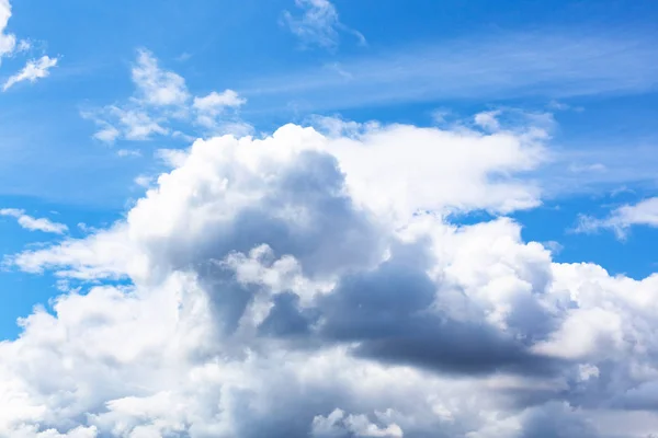 Large white and gray clouds in blue sky in summer — Stock Photo, Image