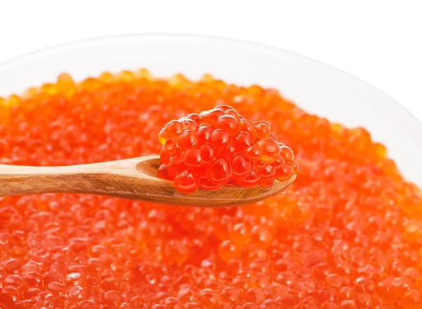 Kleiner Holzlöffel mit rotem Kaviar über Schüssel — Stockfoto