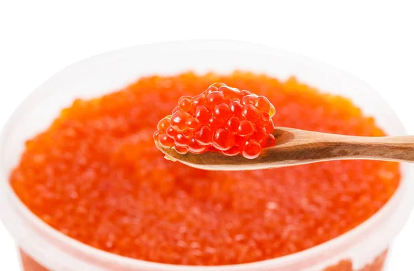 Pequena colher de madeira com caviar vermelho sobre recipiente — Fotografia de Stock