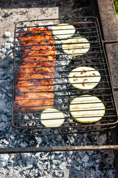 煮熟的猪肉肋骨，烤架上有切片的南瓜 — 图库照片