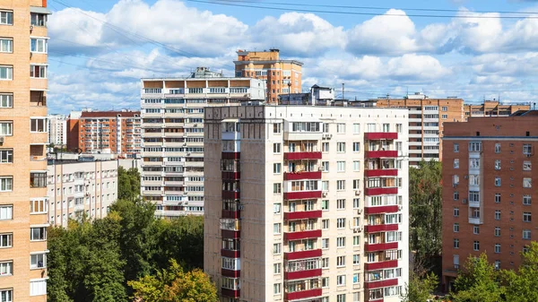 Panoramatický výhled na rezidenční čtvrť v létě — Stock fotografie