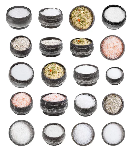 Sada stříbrných slaných sklípek s různými solemi — Stock fotografie