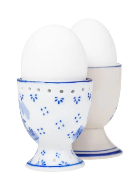 Seitenansicht eines Paares weißer gekochter Eier in Eierbechern — Stockfoto