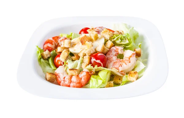 Ensalada César con gambas en plato blanco aislado — Foto de Stock