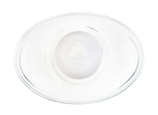Vista superior de ovo cozido rachado em copo de ovo de vidro — Fotografia de Stock