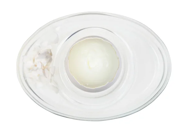 Vista superior de ovo cozido descascado em copo de ovo de vidro — Fotografia de Stock