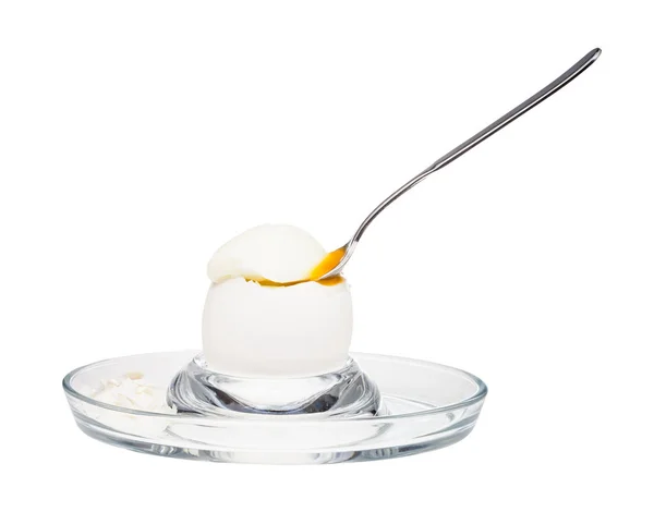 卵カップにスプーンを入した柔らかいゆで卵の側面図 — ストック写真