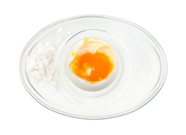 Pohled na otevřené vařené bílé vajíčko ve skleněném vaječným kelímku — Stock fotografie