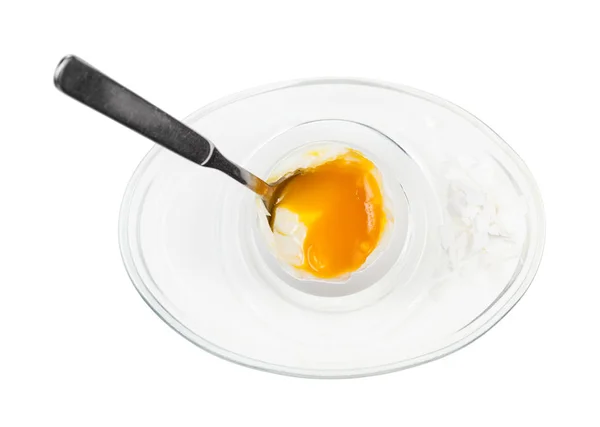 Вид зверху на відкрите яйце з ложкою в скляній чашці — стокове фото