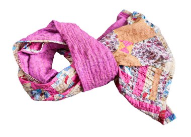 çeşitli şeritlerden bağlı dikişli patchwork eşarp