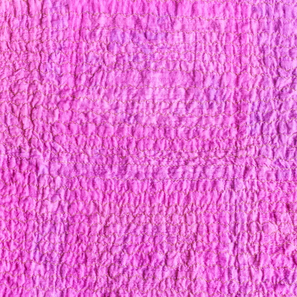 Faltige Oberfläche des Schals aus zerquetschtem rosa Stoff — Stockfoto