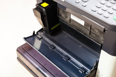 Lazer çoklu fonksiyon aygıtında yeni toner kartuşu