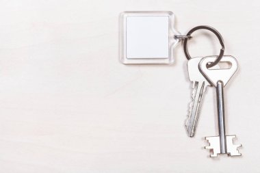 Anahtarlıkta boş anahtarlık olan iki kapı anahtarı.