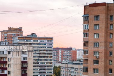 Şehir merkezinin üzerinde pembe günbatımı gökyüzü