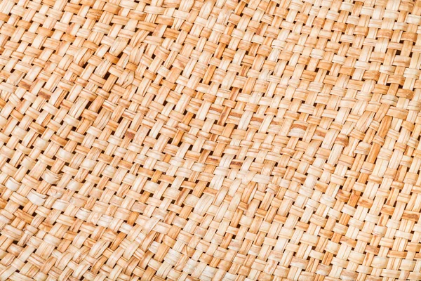 Weaving of straw hat from natural raffia fibers — Stock Photo, Image