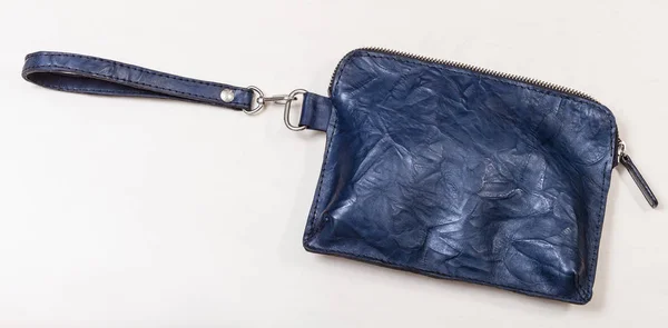 Stängd liten handledsväska på blekt bord — Stockfoto